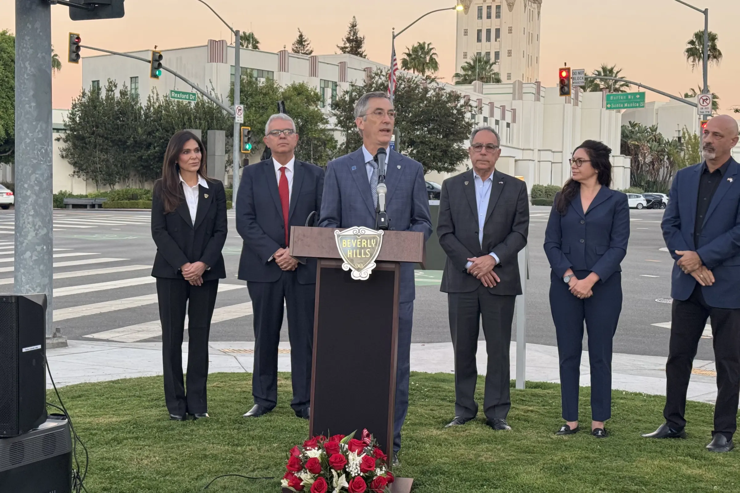Beverly Hills Mayor Craig Corman addresses the October 7 Moment of Remembrance at Rexford Mini Park, joined by fellow councilmembers, Israeli Consul General Modi Ephraim and Temple Emanuel's Rabbi Jonathan Aaron.