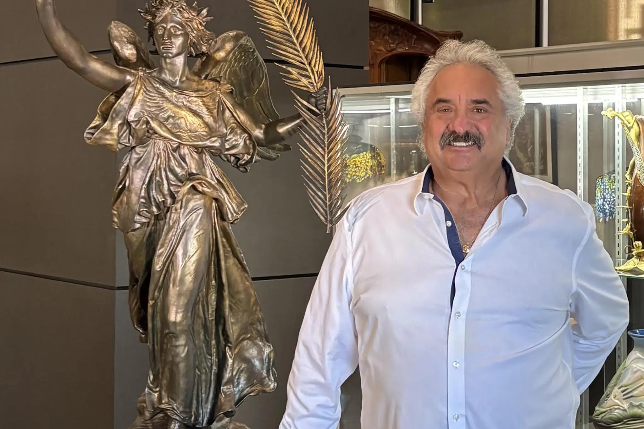 Lipton Gallery Opens in Beverly Hills With Art, Antiques and Rare Coins
